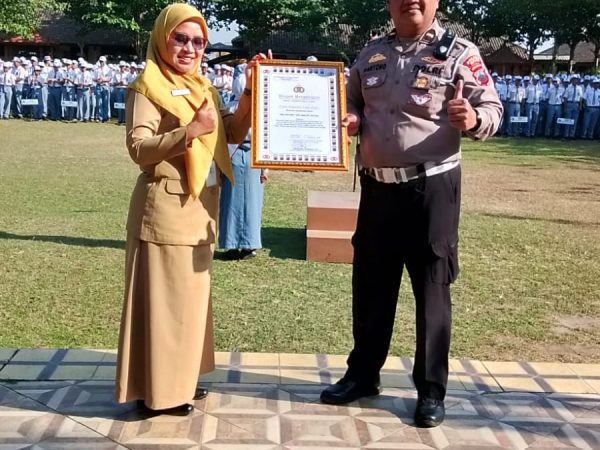 PENGHARGAAN DARI POLANTAS JEPARA - TERTIB LALU LINTAS DALAM MENGENDARAI SEPEDA MOTOR SMAN 1 NALUMSARI