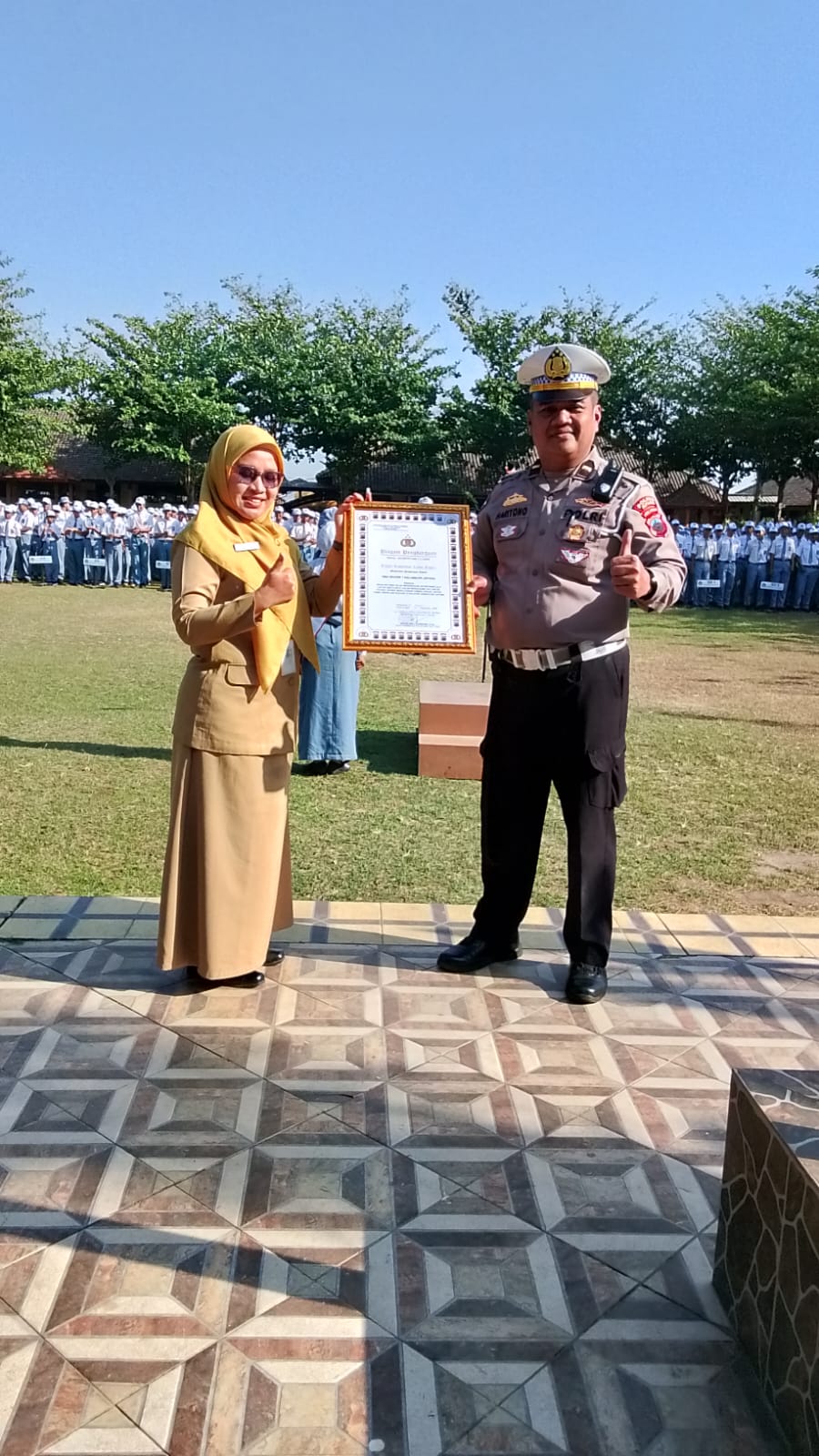 PENGHARGAAN DARI POLANTAS JEPARA - TERTIB LALU LINTAS DALAM MENGENDARAI SEPEDA MOTOR SMAN 1 NALUMSARI PENGHARGAAN DARI POLANTAS JEPARA - TERTIB LALU LINTAS DALAM MENGENDARAI SEPEDA MOTOR SMAN 1 NALUMSARI